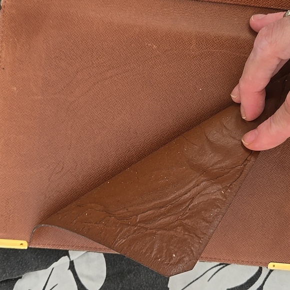 Louis Vuitton Monogram Desk Agenda 9”x6.5” - Picture 13 of 17